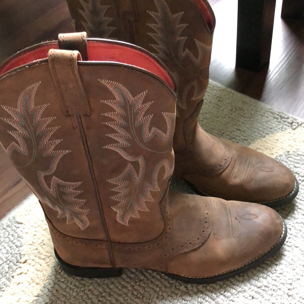 Women’s Round toe Ariat cowgirl boots size 10B